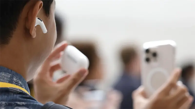 Apple equipa sus AirPods con traducción en inglés, español, portugués, francés y alemán