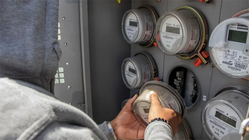 Arrestan a dos hombres por conexiones ilegales en redes eléctricas de Edesur