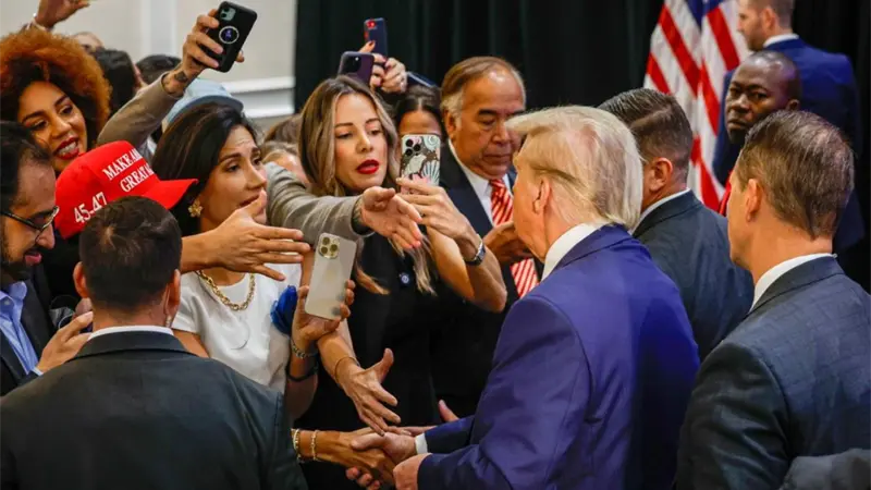 La aprobación de Trump entre los votantes latinos cae al 37 % en una nueva encuesta