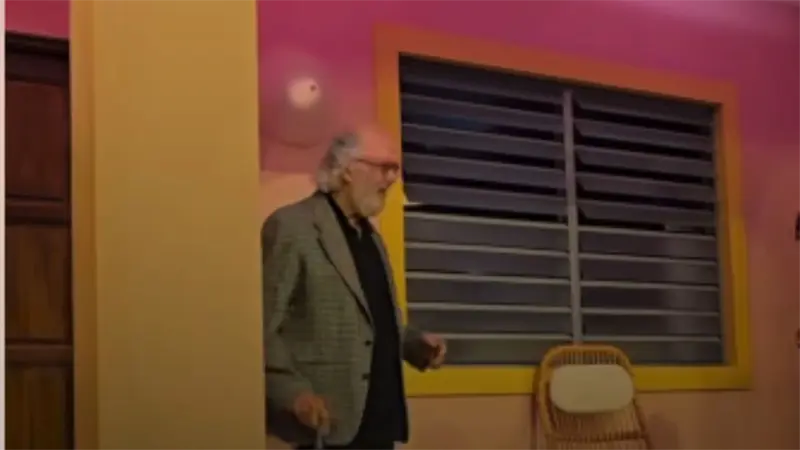 El actor Jacobo Morales llega a la casita de Bad Bunny para la función 30 de su residencia