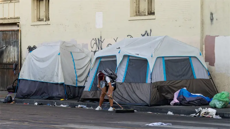 Presentador estadounidense provoca indignación por instar a matar a personas sin hogar