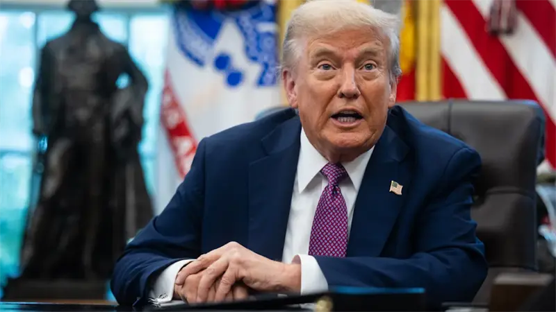 Trump dice que vigilará Nueva York tras respaldo de gobernadora a candidato socialista