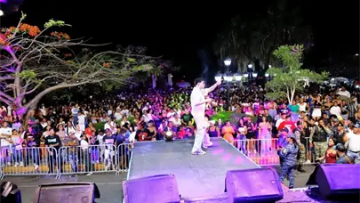 Blachy, Bonny Cepeda, Shadow Blow y Teodoro Reyes causan sensación en El Mega Festival de la Restauración en la plaza Sánchez de Imbert