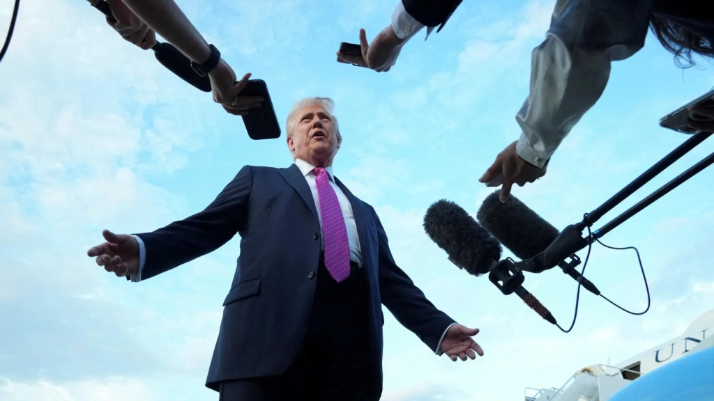 Donald Trump demanda al The New York Times y reporteros por 15 mil millones