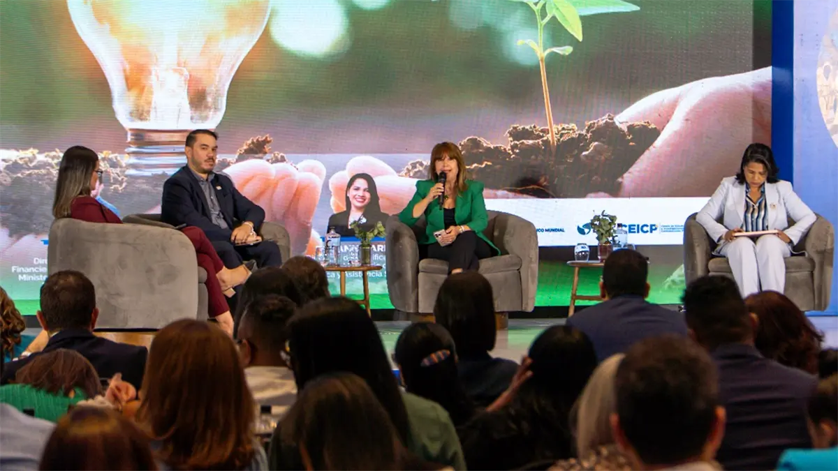 La directora ejecutiva de Ecored, Kathia Mejía, expone en el panel. Le acompañan, María del Pilar Peña, encargada de compras inclusivas y sostenibles de la DGCP, y los especialistas Iván Cruz y Rosanna Arias.