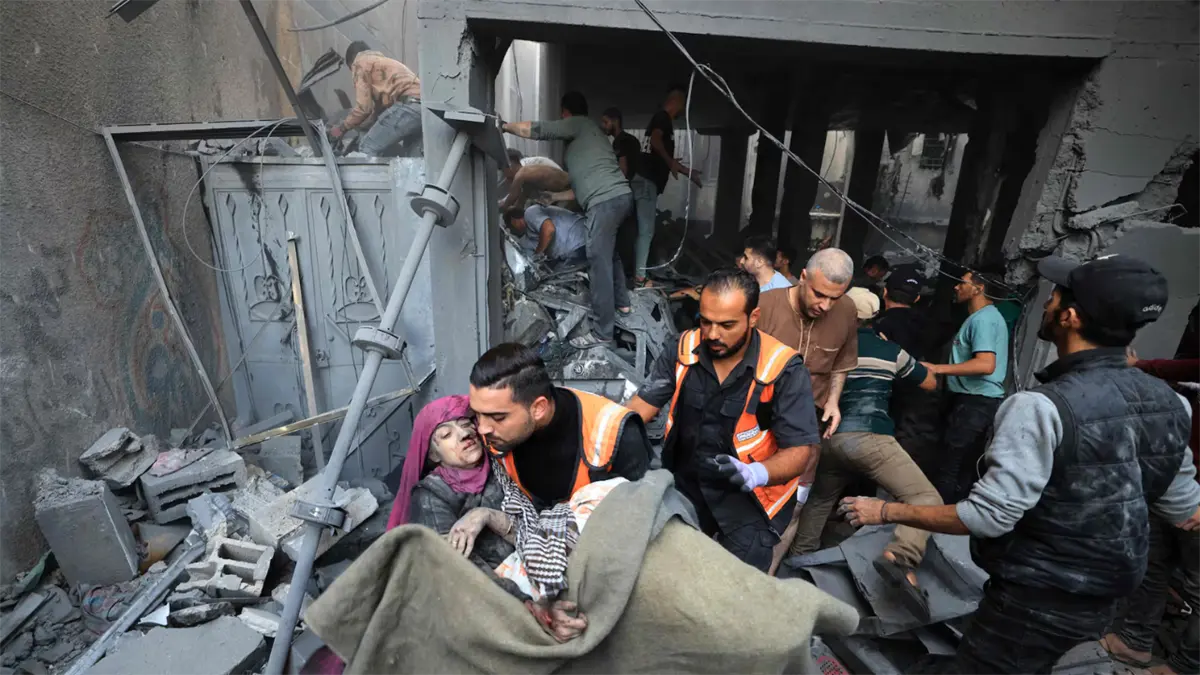 Israel mata a un centenar de palestinos en Gaza y miles de personas huyen al sur