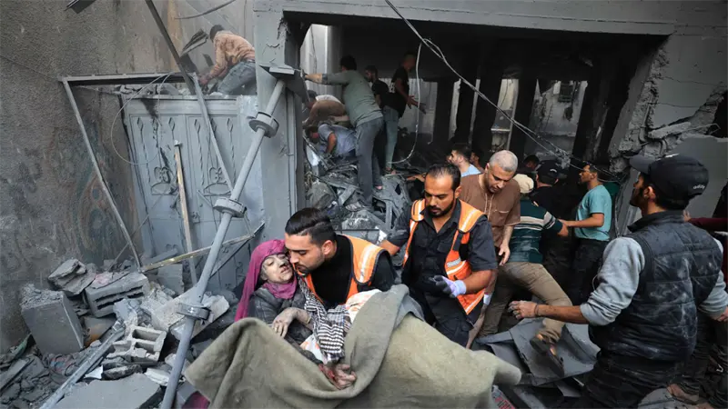 Israel mata a un centenar de palestinos en Gaza y miles de personas huyen al sur