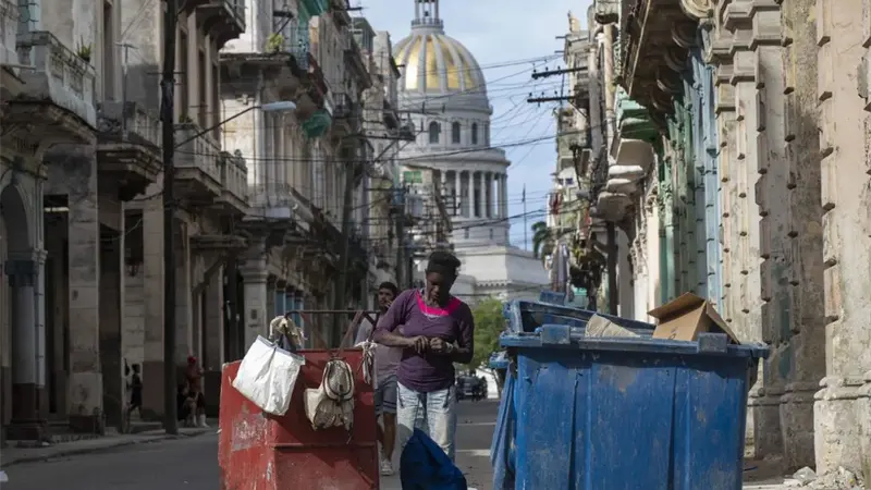 Desesperanza entre apagones, basura y falta de agua: el día a día del centro de La Habana