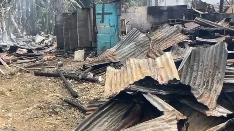 Fuego reduce a cenizas al menos 10 viviendas en SFM