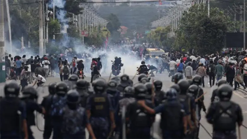 Nepal busca capturar a más de 10,000 reclusos fugados durante protestas
