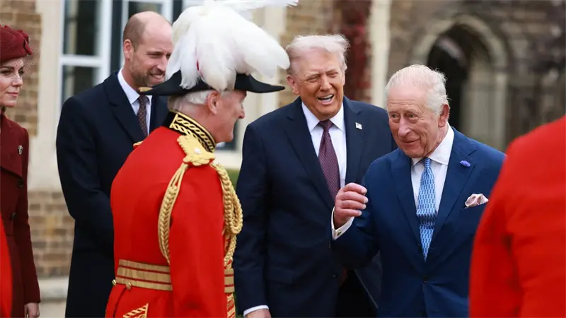 Carlos III y Trump pasan revista a la Guardia Real en el castillo de Windsor