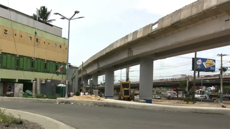 Caída de concreto en ampliación del Metro de Los Alcarrizos desata preocupación