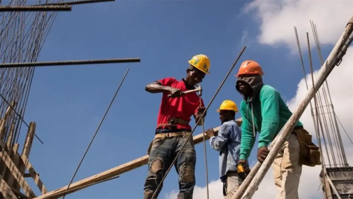 Nacionales haitianos trabajando en una obra de construcción.