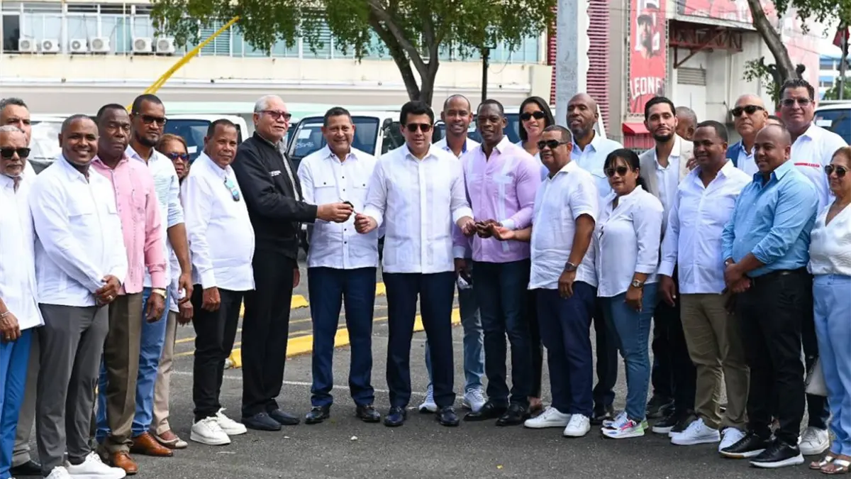 Collado dona 38 camiones volteos a municipios y distritos municipales con vocación turística