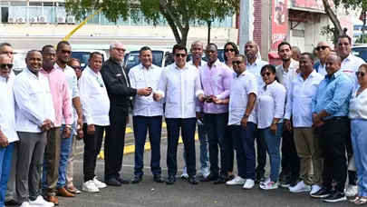 Collado dona 38 camiones volteos a municipios y distritos municipales con vocaci&oacute;n tur&iacute;stica