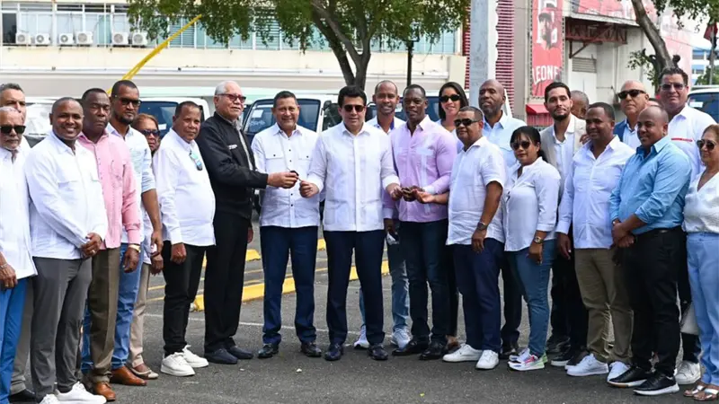 Collado dona 38 camiones volteos a municipios y distritos municipales con vocación turística