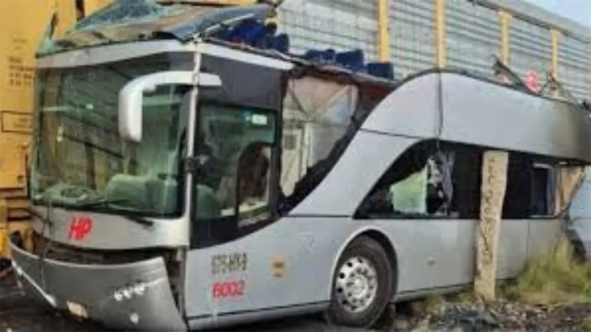 Autoridades investigan el choque entre un tren y un autobús de pasajeros en Atlacomulco, Estado de México, que dejó 10 muertos y 62 heridos; el conductor enfrenta cargos por homicidio culposo.