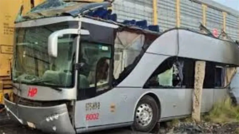 Conductor de autobús irá a juicio tras choque con tren en Atlacomulco que dejó 10 muertos