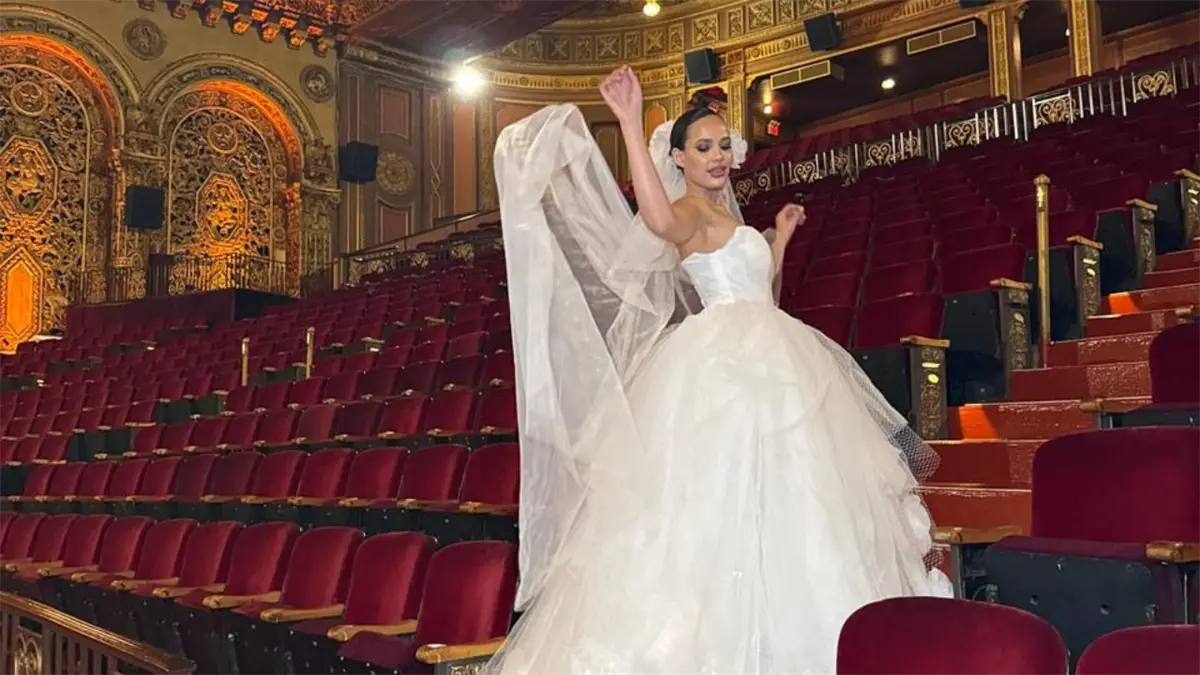 Mayra Delgado, Miss Mundo Dominicana, luce un vestido de novia de la firma japonesa Soulmates Dresses durante el cierre del New York Fashion Week.
