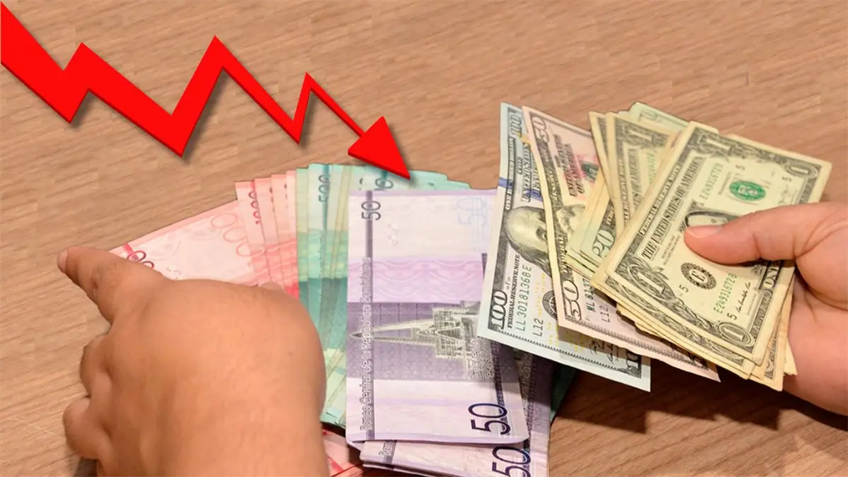 Dólar estadounidense y billetes dominicanos.