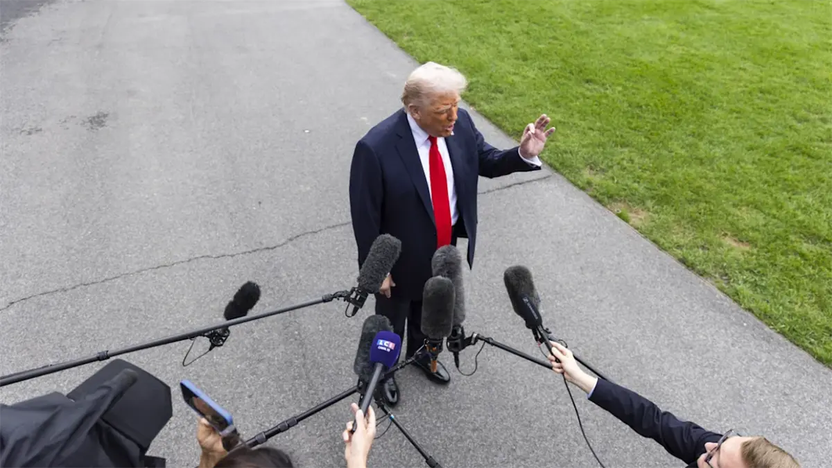 Trump le dice cállate a un periodista australiano que le pregunta sobre sus negocios