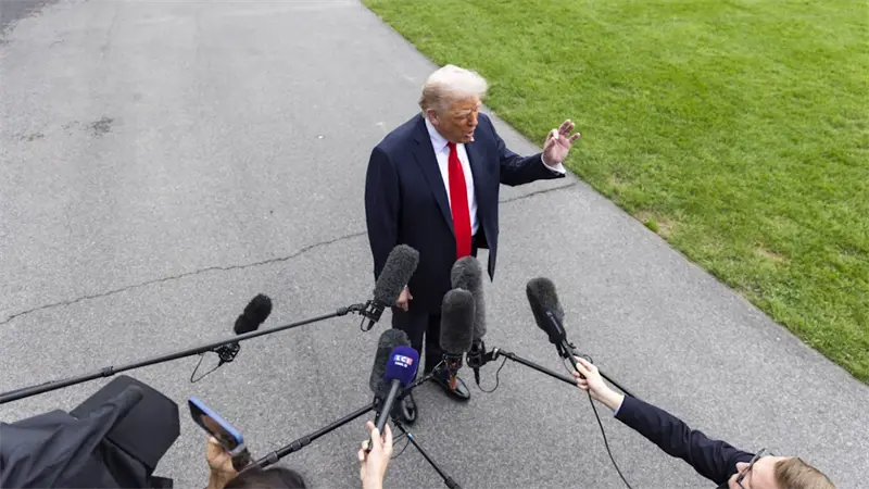 Trump le dice cállate a un periodista australiano que le pregunta sobre sus negocios