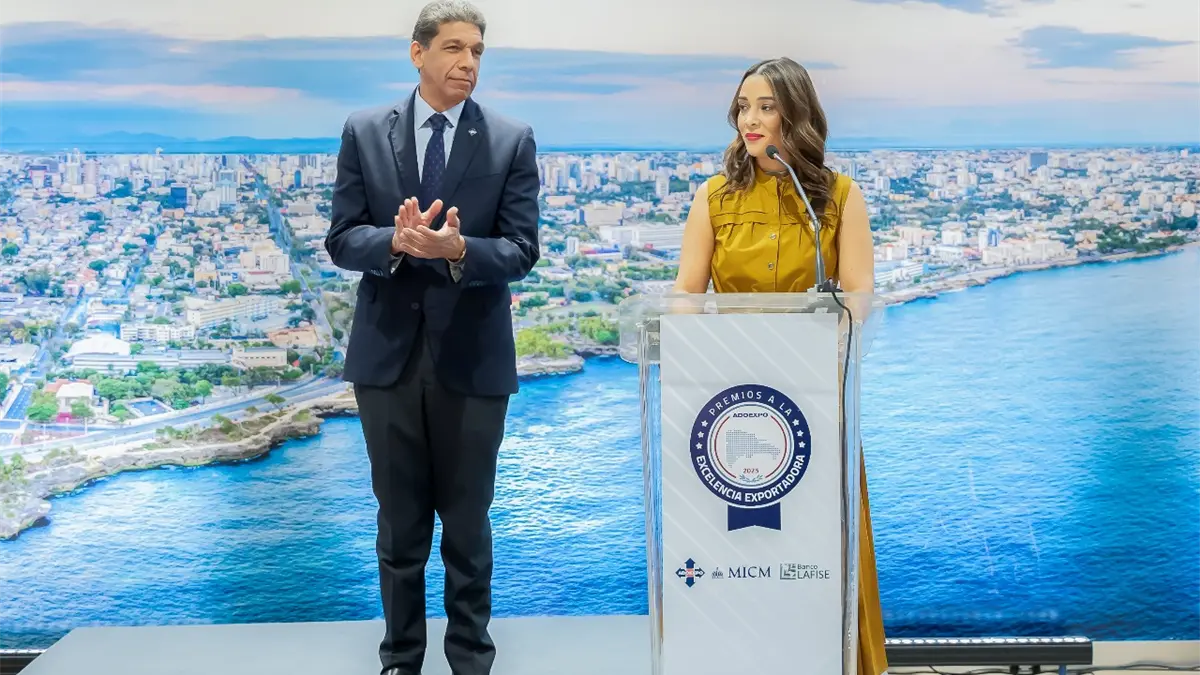 El presidente y la vicepresidenta de Adoexpo, Karel Castillo y Roselyn Amaro Bergés, anuncian a los nominados que competirán a los premios de la excelencia exportadora 2025.