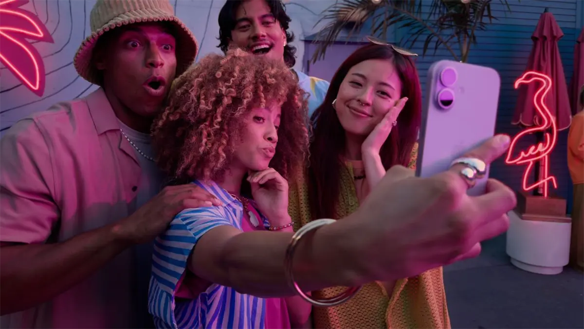 Selfie entre amigos con el iPhone 17.