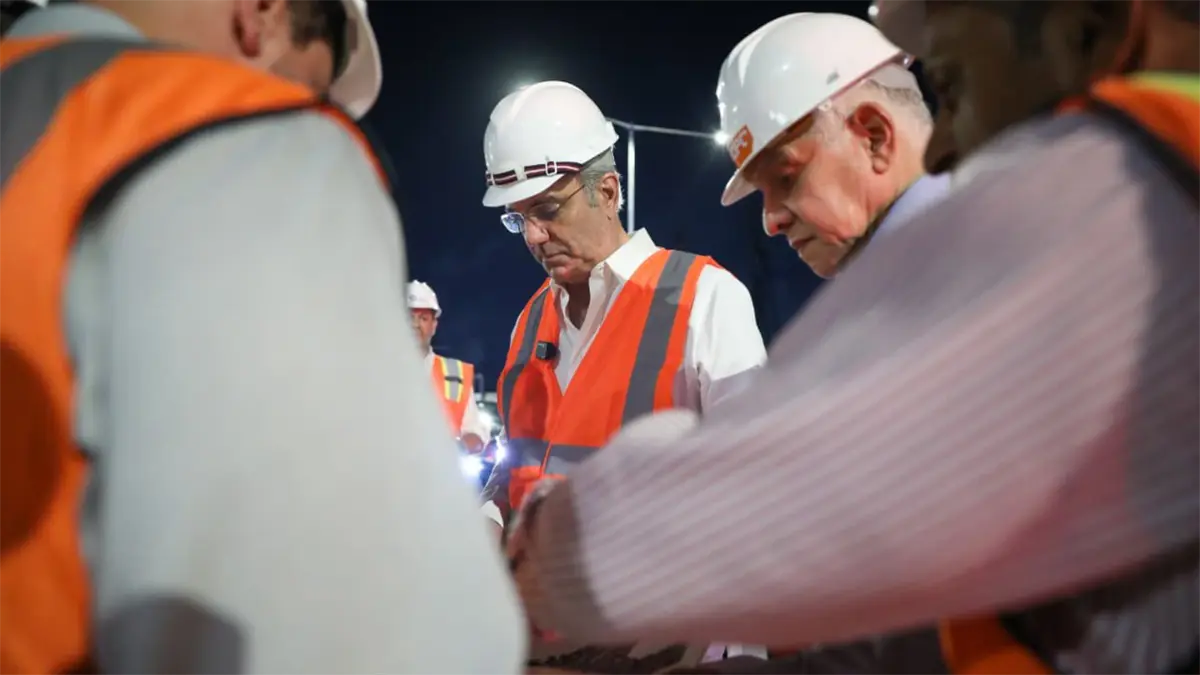 Presidente Abinader supervisa personalmente esta noche la construcción del paso a desnivel en la Prolongación 27 de Febrero con Isabel Aguiar