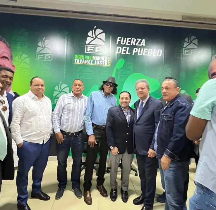 Leonel Fernández juramenta a Roy Acosta en la Fuerza del Pueblo