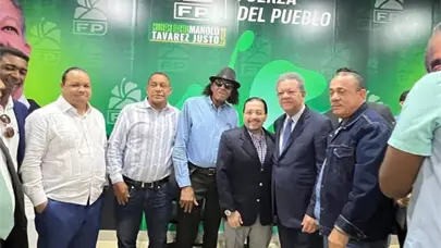 Leonel Fernández juramenta a Roy Acosta en la Fuerza del Pueblo
