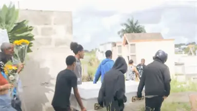 Sepultan entre llantos a adolescente asesinado por un cigarrillo electr&oacute;nico en Las Caobas