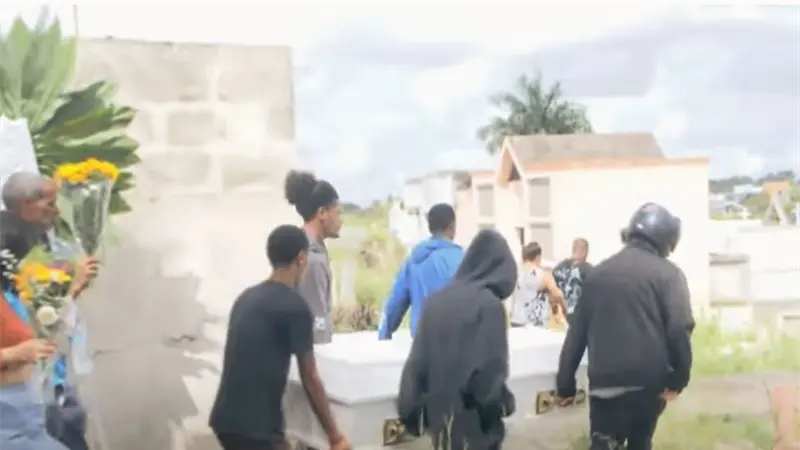 Sepultan entre llantos a adolescente asesinado por un cigarrillo electrónico en Las Caobas