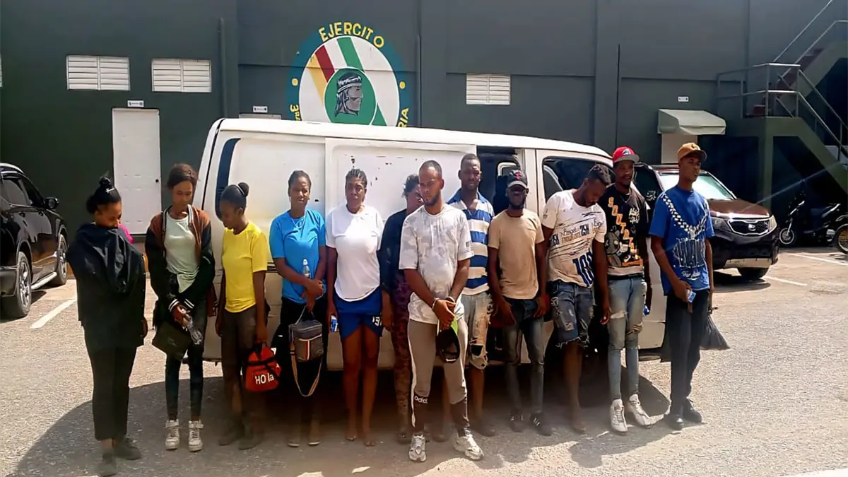 Envían ante el Ministerio Público a conductor de minibús detenido con 11 haitianos indocumentados en San Juan de la Maguana