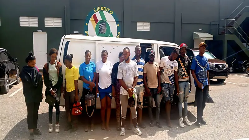 Envían ante el Ministerio Público a conductor de minibús detenido con 11 haitianos indocumentados en San Juan de la Maguana