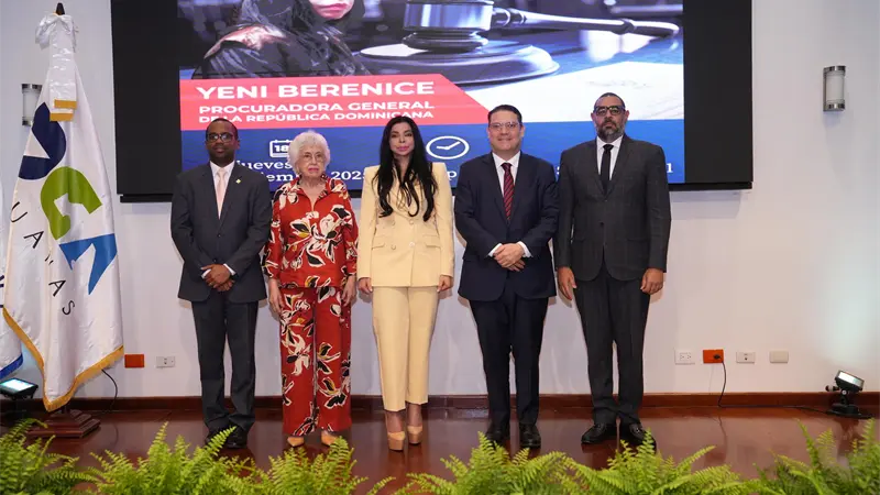 Yeni Berenice Reynoso imparte conferencia sobre el nuevo Código Penal en Aduanas