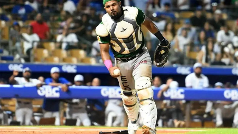 Estrellas anuncian regreso del receptor venezolano Carlos Martínez