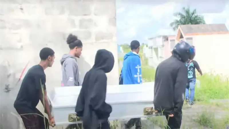 Exigen justicia en sepelio de adolescente muerto en pleito por vape