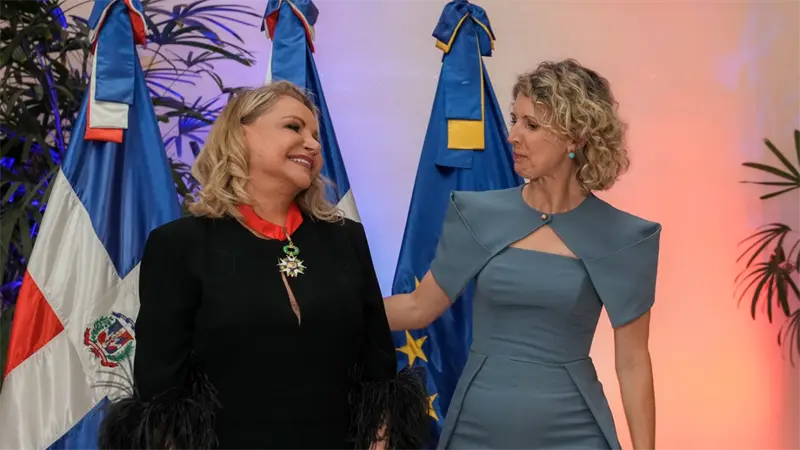 Francia condecora a embajadora Rosa Hernández de Grullón