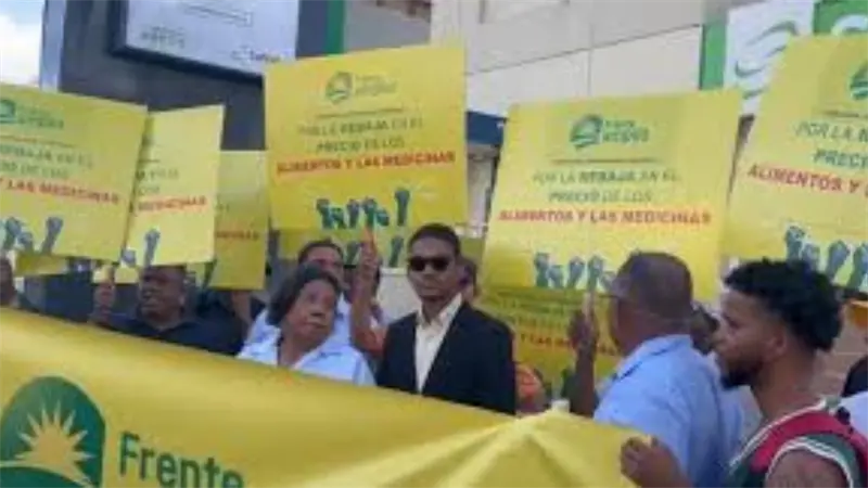 Frente Amplio protesta por irregularidades en Senasa
