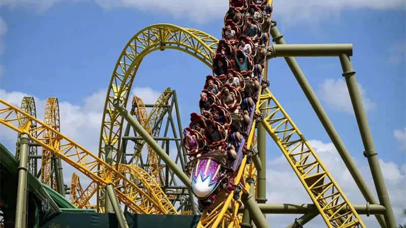 Impacto contundente, causa de muerte de visitante en nueva montaña rusa del parque Epic