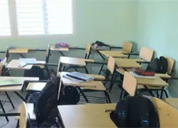 Retraso en instalación de aulas móviles afecta el año escolar