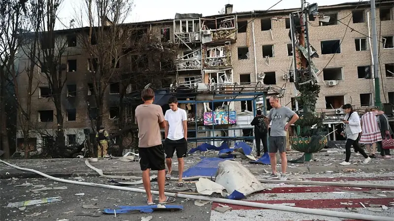 Ataque ruso en Dnipró deja 3 muertos y 36 heridos tras impacto de misil en edificio residencial
