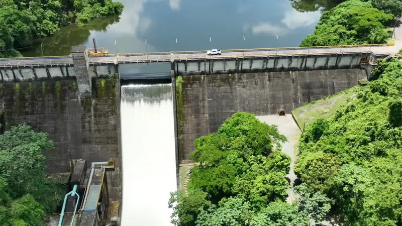 Dos niños caen en la presa de Hatillo; autoridades activan búsqueda y rescate