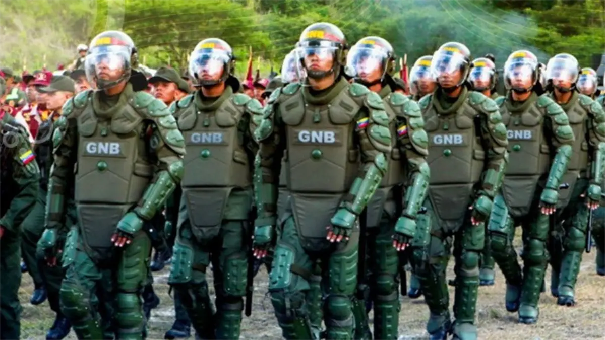 Caravana de la Fuerza Armada Nacional Bolivariana (FANB) recorre Caracas antes de desplegarse en comunidades para un plan de adiestramiento en manejo de armas.