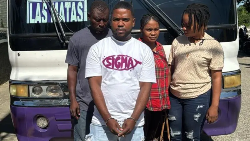 Ejército detiene cobrador de autobús en el que viajaban indocumentados en San Juan de la Maguana