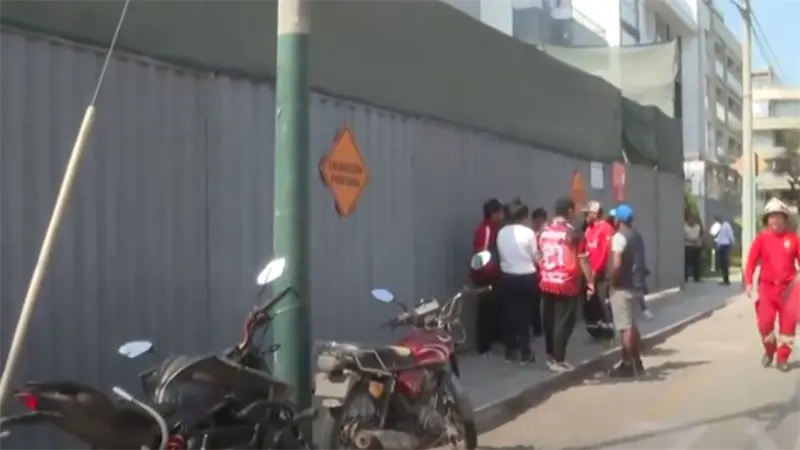Mueren dos obreros tras derrumbe de un colegio de cuatro plantas en Moscú