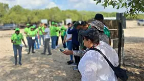Grupo de jóvenes voluntarios limpian playa Caobita en Azua
