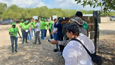 Grupo de jóvenes voluntarios limpian playa Caobita en Azua