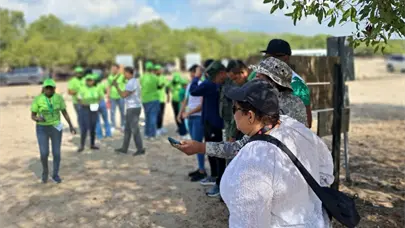 Grupo de j&oacute;venes voluntarios limpian playa Caobita en Azua